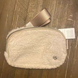 NWT Everywhere Fleece Everywhere Belt Bag